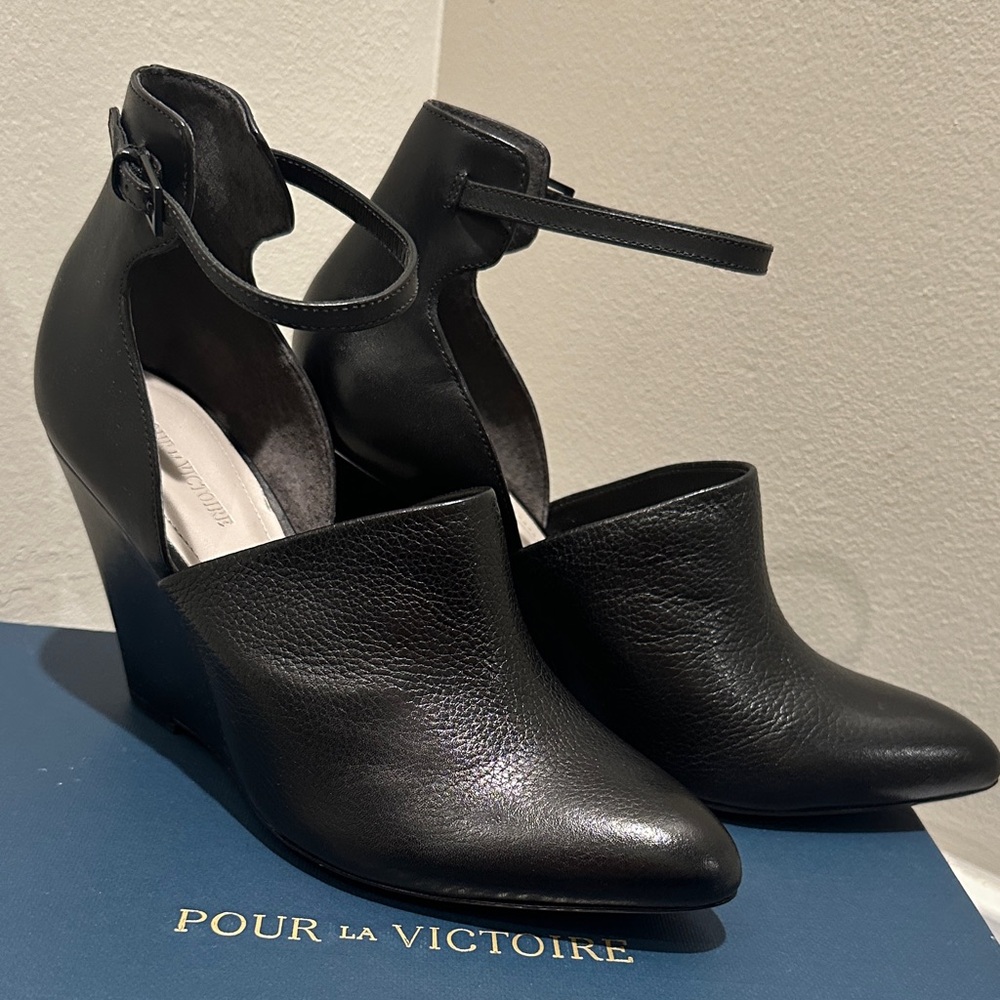 Pour La Victoire Black Leather Wedges Size 7 Style LADA